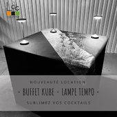 Cette semaine nous allons vous présenter les nouveautés location 2023. On commence par le buffet Kube et la lampe Tempo. Le buffet est pliant, en aluminium donc très léger, idéal pour le transport. La lampe est rechargeable, un élément décoration pour vos événements en extérieur cet été…